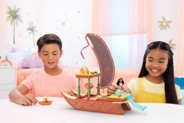 Vaiana 2 Adventure Canoe Play Set with 6 Activity Zones and 10 Accessories